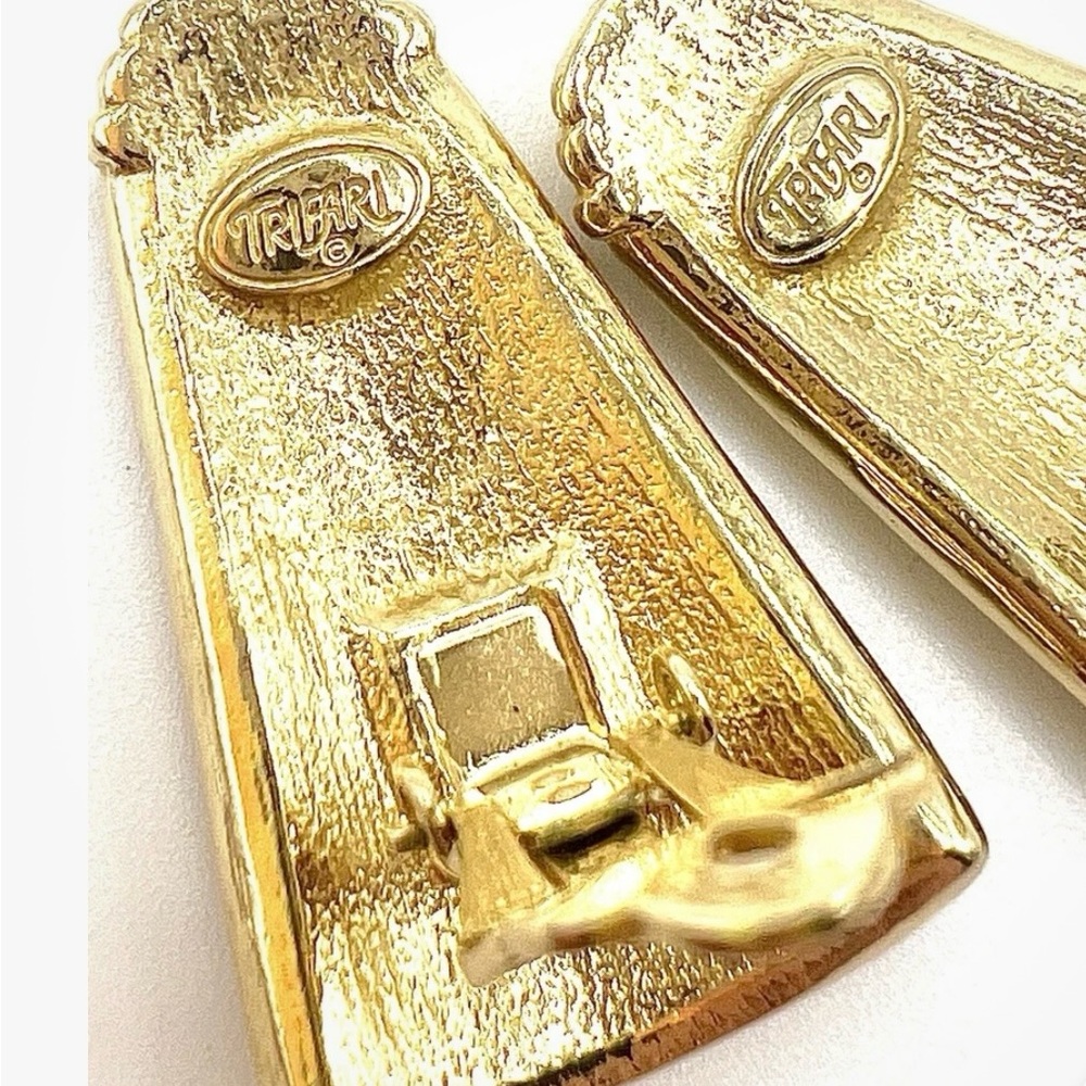 Trifari Vintage Enamel GeometricGold Tone Clip On Earrings - Picture 3 of 9